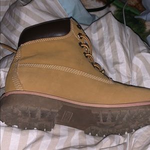 Timberlands (theres 1 pair)